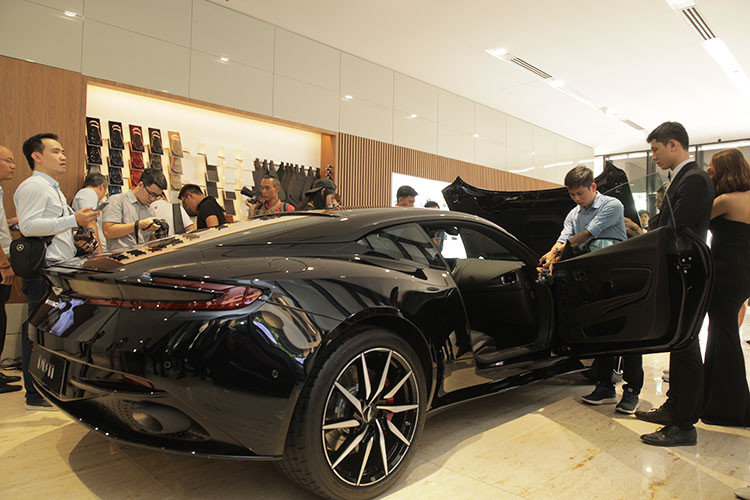 Số khác lại cho rằng việc có mặt của đại lý Aston Martin Việt Nam sẽ tạo áp lực không nhỏ cho các công ty nhập khẩu tư nhân trong nước. Đa phần các siêu xe về Việt Nam trong 2 năm 2018 và 2019 theo diện nhập khẩu tư nhân đều chưa có đại lý chính hãng tại Việt Nam như Ferrari hay McLaren.