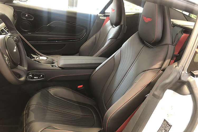 Tuy nhiên, trước đó Lamborghini Việt Nam cũng đã đưa ra chính sách rất chu đáo khi lần đầu vào Việt Nam đã dành chương trình bảo dưỡng miễn phí cho những ai sở hữu siêu xe Lamborghini không chính hãng.