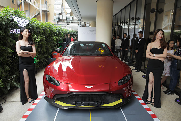 Ngay sau kgi ra mắt đại lý siêu xe Aston Martin chính hãng tại Việt Nam, đã có ít nhất 3 khách hàng đặt mua xe Aston Martin. Trong đó, hãng Aston Martin đã đăng ký biển số và bàn giao chiếc siêu xe Aston Martin DB11 V8 đầu tiên về Việt Nam cho vị khách ở quận 2, TP HCM với mức giá bán ưu đãi là hơn 14 tỷ đồng.