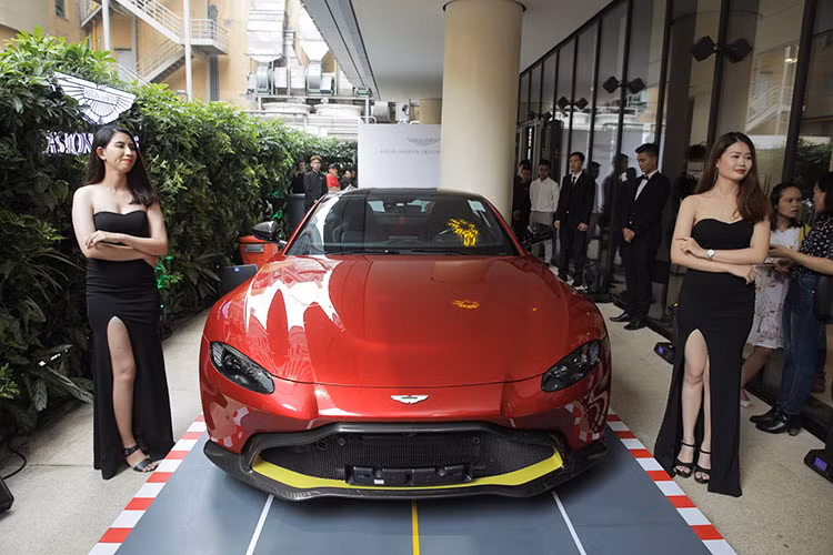 Ngay sau kgi ra mắt đại lý siêu xe Aston Martin chính hãng tại Việt Nam, đã có ít nhất 3 khách hàng đặt mua xe Aston Martin. Trong đó, hãng Aston Martin đã đăng ký biển số và bàn giao chiếc siêu xe Aston Martin DB11 V8 đầu tiên về Việt Nam cho vị khách ở quận 2, TP HCM với mức giá bán ưu đãi là hơn 14 tỷ đồng.
