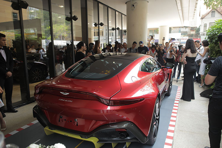 Mức giá bán Aston Martin chính hãng dành cho 2 siêu xe chủ lực của mình phân phối tại thị trường Việt Nam là Aston Martin V8 Vantage sẽ có giá bắt đầu 14,988 tỷ đồng và siêu xe Aston Martin DB11 V8 sẽ có giá 15,868 tỷ đồng. Mức giá này đều cao hơn rất nhiều so với các thị trường Đông Nam Á khác như Thái Lan hay Malaysia.