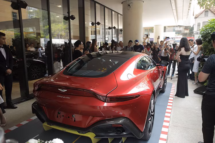 Mức giá bán Aston Martin chính hãng dành cho 2 siêu xe chủ lực của mình phân phối tại thị trường Việt Nam là Aston Martin V8 Vantage sẽ có giá bắt đầu 14,988 tỷ đồng và siêu xe Aston Martin DB11 V8 sẽ có giá 15,868 tỷ đồng. Mức giá này đều cao hơn rất nhiều so với các thị trường Đông Nam Á khác như Thái Lan hay Malaysia.