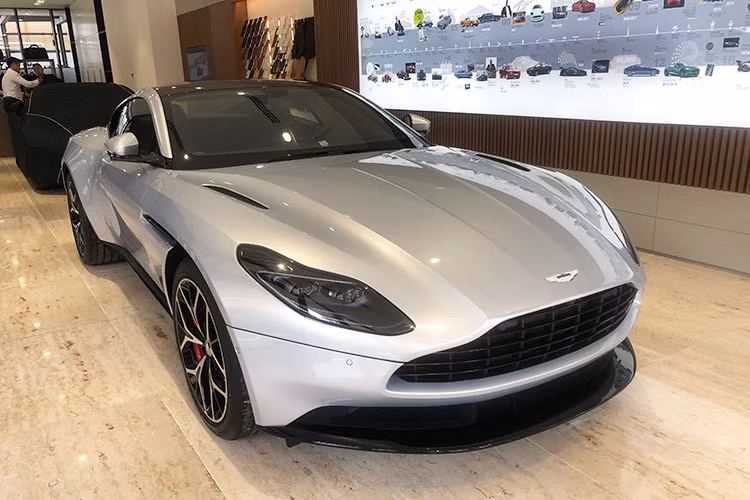 Chính vì vây, sự có mặt của thương hiệu Aston Martin Việt Nam có thể khiến các công ty nhập khẩu tư nhân khó đưa dòng siêu xe Anh quốc về dải đất hình chữ S bởi các chế độ hậu mãi cũng như bảo hành chính hãng.