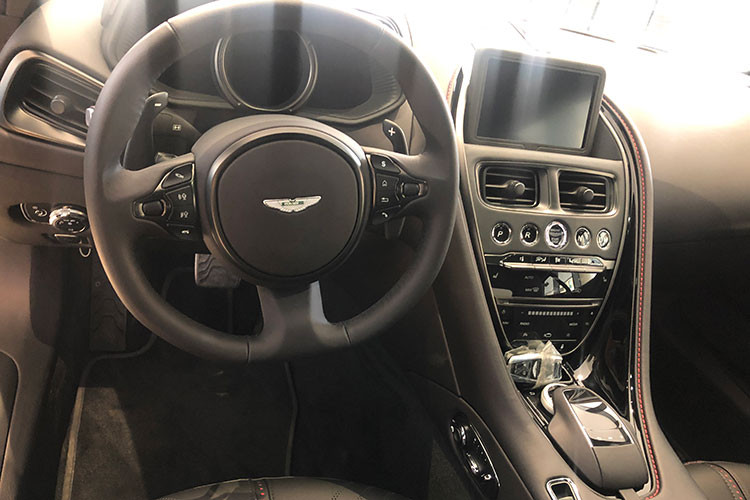 Hiện vẫn chưa rõ nhà phân phối Aston Martin tại Việt Nam có chấp nhận bảo hành chính hãng cho các mẫu xe của mình về nước trước khi đại lý Aston Martin đầu tiên tại Việt Nam khai trương hay không.