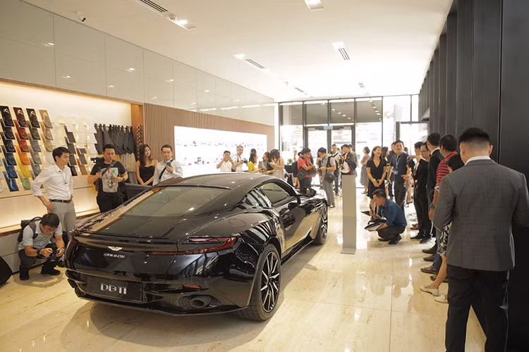 Vào năm 2005, chiếc siêu xe Aston Martin Vanquish thế hệ đầu tiên âm thầm cập bến thị trường Việt Nam đã tạo nên làn sóng chơi xe Aston Martin sau này với không dưới 20 chiếc được đưa về nước.