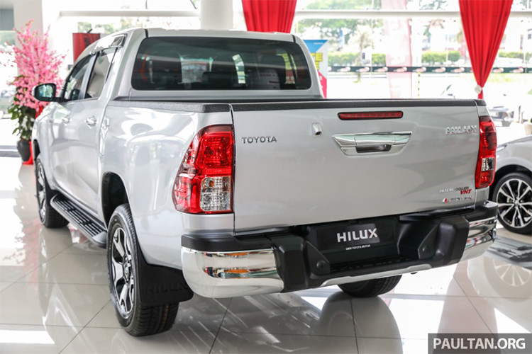 Điểm nhấn trên Hilux phiên bản 2018 này là đèn pha LED có tạo hình giống với phong cách của chiếc Toyota Tahoma tại thị trường Mỹ. Phần đầu xe - lưới tản nhiệt hình lục giác được làm mới với màu đen bóng cùng viền mạ crôm hoàn toàn mới, so với đời cũ thì lưới tản nhiệt này có kích thước lớn hơn và thiết kế thẳng đứng, mạnh mẽ hơn.