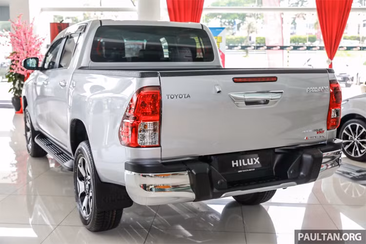 Điểm nhấn trên Hilux phiên bản 2018 này là đèn pha LED có tạo hình giống với phong cách của chiếc Toyota Tahoma tại thị trường Mỹ. Phần đầu xe - lưới tản nhiệt hình lục giác được làm mới với màu đen bóng cùng viền mạ crôm hoàn toàn mới, so với đời cũ thì lưới tản nhiệt này có kích thước lớn hơn và thiết kế thẳng đứng, mạnh mẽ hơn.