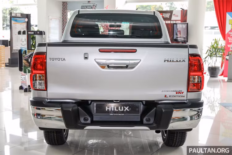 Ngoài lưới tản nhiệt có thiết kế giống Tacoma, cản trước mới cũng được tinh chỉnh với thiết kế phức tạp hơn. Trên cản va trước có cụm đèn sương mù cỡ nhỏ, nằm cạnh chi tiết trang trí hình chữ C mạ crôm. Tổng thể trông có vẻ không đơn giản như đời cũ. Riêng phần sườn và đuôi xe của Toyota Hilux 2018 không thay đổi đáng kể so với trước.