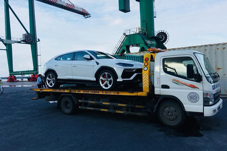 Chiếc siêu SUV Lamborghini Urus đầu tiên về Việt Nam có màu trắng, đi kèm là bộ mâm 5 cánh cỡ lớn. Ngoài ra, theo nhiều nguồn tin còn có một chiếc màu xám khác cũng về cùng đợt này, Hiện chưa rõ chiếc siêu xe này sẽ thuộc về chủ nhân nào, được nhập dạng chính hãng hay tư nhân.