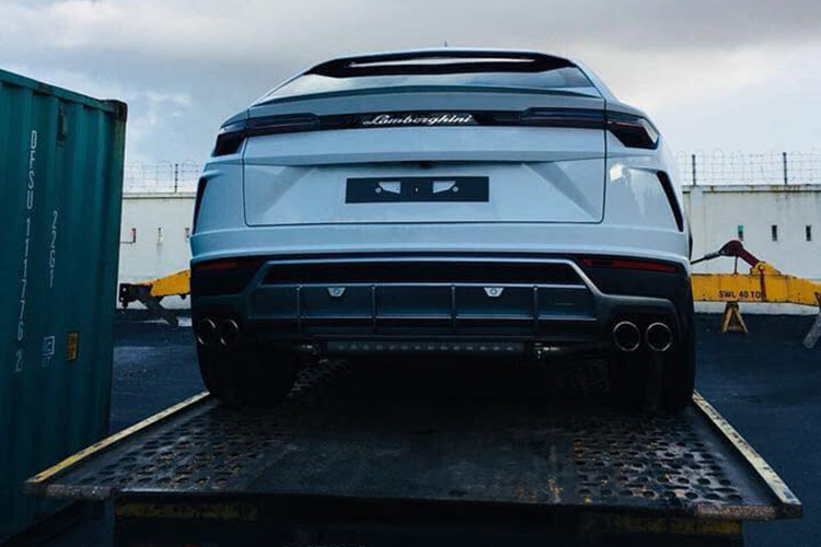 Về thiết kế, Lamborghini Urus là sự pha trộn giữa Aventador và Huracan trong hình hài của một chiếc SUV. Xe sở hữu bộ vành cỡ lớn với kích thước tới 23 inch. Lực hãm xe đến từ bộ phanh gốm-carbon CCB tiêu chuẩn, với đĩa phanh 440×40 mm ở trước và 370×30 mm ở sau.