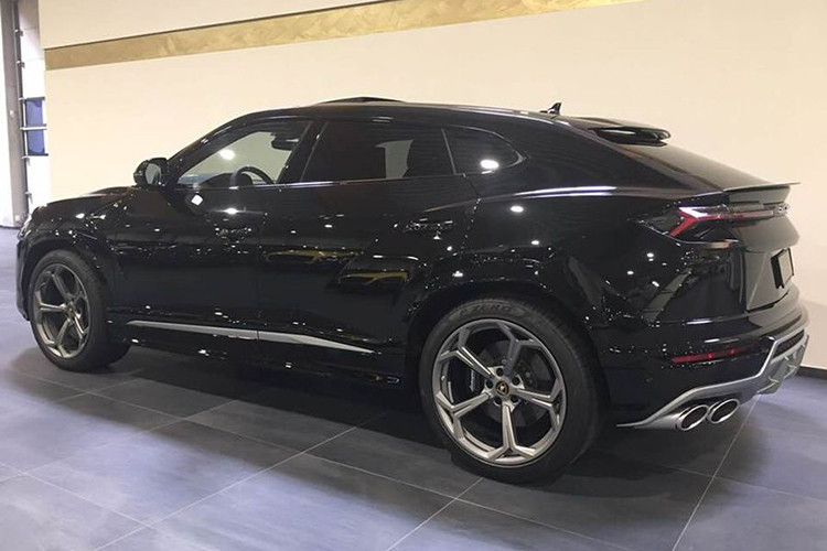 Ra mắt thị trường Đông Nam Á vào tháng 3 năm nay, cụ thể là ở Malaysia, Lamborghini Urus đã được lên lịch sẽ có mặt tại Triển lãm Ô tô Việt Nam diễn ra trong tháng 10/2018 vừa qua, tuy nhiên, sự kiện này đã bị hủy bỏ không rõ lý do khiến giới nhà giàu Việt Nam tiếc nuối. Trước Việt Nam, gần nhất là Campuchia cũng đã đưa về mẫu xe này (Ảnh: Lamborghini Urus tại Campuchia).