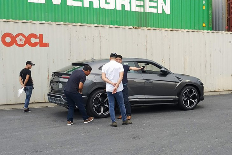 “Trái tim” của Urus là khối động cơ V8 Biturbo 4.0L, cho công suất 641 mã lực tại vòng tua 6.000 vòng/phút, mô-men xoắn cực đại 850 Nm tại vòng tua 2.250 và 4.500 vòng/phút. Khả năng tăng tốc 0-100 km/h chỉ trong 3,6 giây, 0-200 km/h trong 12,8 giây. Xe có tốc độ tối đa 305 km/h, vượt qua Bentayga để trở thành mẫu SUV nhanh nhất thế giới.