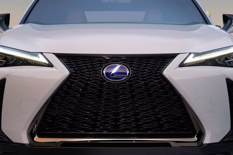 Phần đầu xe ấn tượng lưới tản nhiệt hình con suốt đặc trưng của Lexus và hai hốc gió bên cạnh rất mạnh mẽ, các hốc bánh vuông, đèn pha LED sắc sảo hơn tích hợp cụm đèn chiếu sáng ban ngày DRLs. Lexus UX thu hút người đối diện với những đường nét thiết kế góc cạnh nhưng vẫn có những góc mềm mại không bị thô cứng.