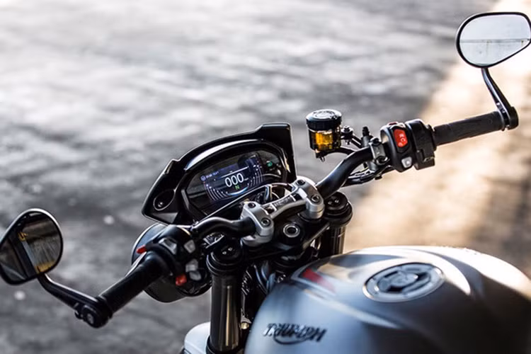 Bảng điều khiển của Triumph Street Triple 2017 đi kèm màn hình màu TFT LCD. Xe còn được trang bị hệ thống kiểm soát lực bám và các chế độ lái khác nhau. Ở bản tiêu chuẩn S, Triump Street Triple 2017 có 2 chế độ lái là Road và Rain. Con số tương ứng của bản R là 4 với 2 chế độ Sport và Rider bổ sung. Riêng bản R có thêm chế độ lái Track. 