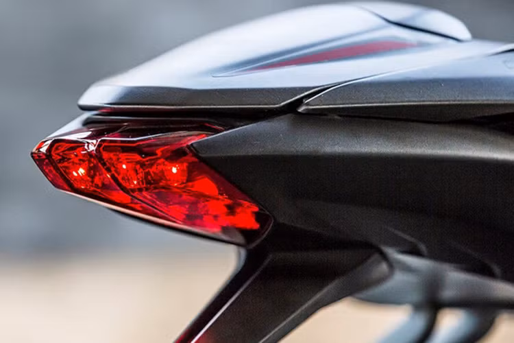 Dàn áo của Triumph Street Triple 2017 lại lấy cảm hứng từ người anh em song sinh Speed Triple. Tay đòn hình cánh chim mới mang đến sự chắc chắn cho phần đuôi xe. Trong khi đó, khung phụ 2 mảnh bằng nhôm đúc giúp xe giảm trọng lượng.