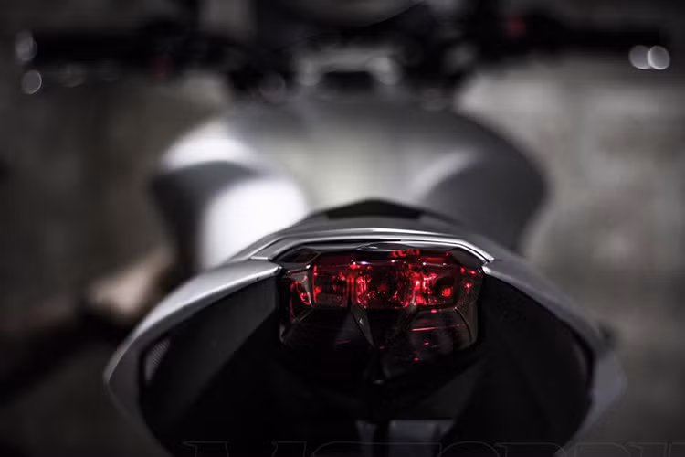 Bản R sử dụng phuộc hành trình ngược tùy chỉnh SF-BPF của Showa với bình dầu riêng phía trước và giảm xóc đơn của cùng nhãn hiệu đằng sau. Khoảng chạy của hệ thống treo trên Triumph Street Triple 2017 bản R là 115 mm trước và 134 mm sau.