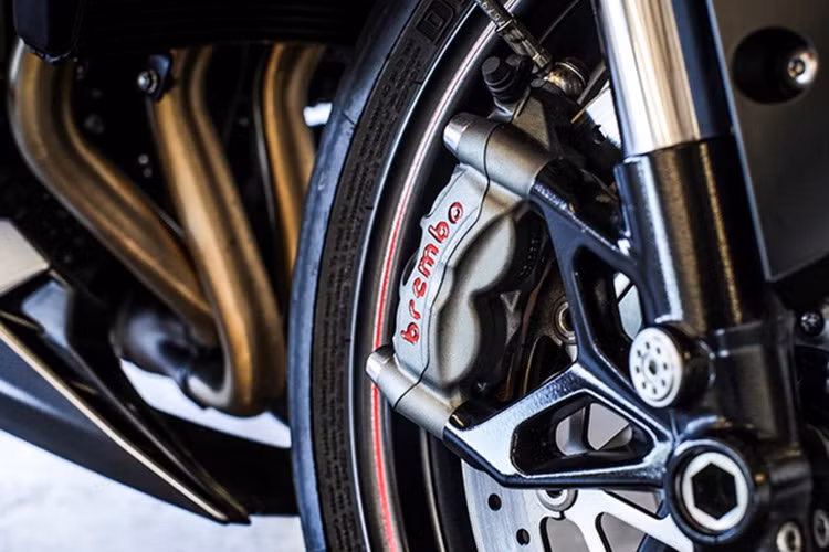 Cả ba phiên bản của Triumph Street Triple 2017 đều sử dụng động cơ 3 xy-lanh thẳng hàng, 12 van, DOHC, dung tích 765 cc. Ở bản tiêu chuẩn S, Triumph Street Triple 2017 sở hữu công suất tối đa 111,5 mã lực tại vòng tua máy 11.250 vòng/phút và mô-men xoắn cực đại 73 Nm tại vòng tua máy 9.100 vòng/phút.