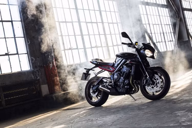 Hãng xe môtô Triumph, Anh quốc đã chính thức trình làng phiên bản 2017 của dòng môtô phân khối lớn Triumph Street Triple 2017. Dòng xe này sẽ bao gồm 3 phiên bản là Triumph Street Triple S tiêu chuẩn, R và RS.