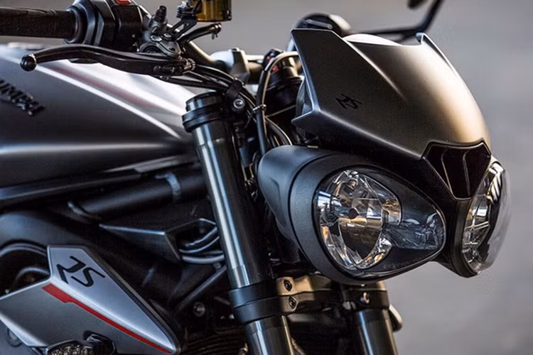 Trên đầu xe có hốc gió trung tâm, nằm ngay phía trên đèn pha đôi. Theo hãng xe môtô Triumph, đèn pha trên Street Triple 2017 được thiết kế theo cảm hứng từ đôi mắt của con bọ ngựa. So với phiên bản cũ, đèn pha của Triumph Street Triple 2017 có thiết kế tròn trịa hơn.