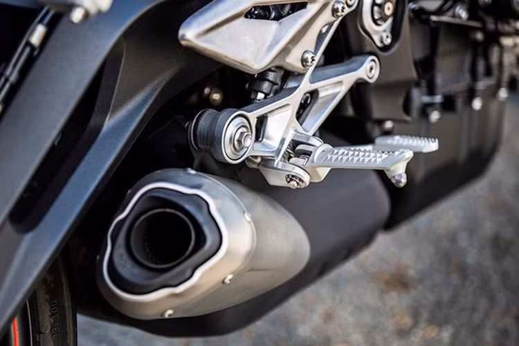 Trong khi đó, Triumph Street Triple R 2017 sở hữu hai con số tương ứng là 116,4 mã lực tại vòng tua máy 12.000 vòng/phút và 77 Nm tại vòng tua máy 9.400 vòng/phút. Mạnh nhất là Triumph Street Triple RS 2017 với công suất tối đa 121,2 mã lực tại vòng tua máy 11.700 vòng/phút và mô-men xoắn cực đại 77 Nm tại vòng tua máy 10.800 vòng/phút.