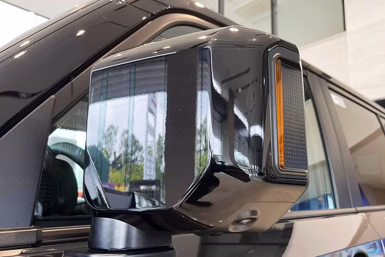 Với kết quả doanh số tích cực, Land Cruiser Prado ghi nhận mức tăng trưởng ấn tượng lên tới 175% so với tháng trước. Theo chia sẻ từ đại diện một đại lý Toyota tại Hà Nội, lượng xe về trong tháng vừa qua nhiều hơn, giúp cải thiện đáng kể số xe giao đến tay khách hàng. Hầu hết xe đều được bàn giao ngay sau khi về đại lý.