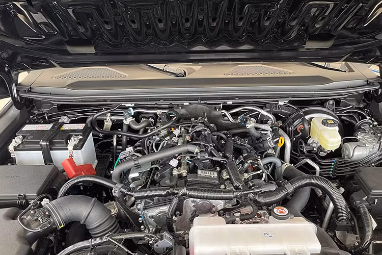 Xe được trang bị gương chiếu hậu chỉnh điện/sấy gương/tự điều chỉnh khi lùi, vành la-zăng nhôm đúc 20 inch với thiết kế 6 chấu kép màu đen thể thao hơn, cửa cốp sau mở lên thay vì mở ngang như thế hệ cũ, tích hợp mở cốp rảnh tay (đá cốp) và ô cửa kính cốp sau có thể mở riêng giúp việc lấy đồ thuận tiện hơn tại các khu vực chật hẹp.