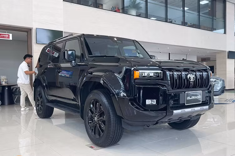 Dù sở hữu mức giá cao hàng đầu trong dải sản phẩm của Toyota tại Việt Nam, dao động từ 3,46 - 3,48 tỷ đồng chưa tính mức chênh vài trăm triệu để lấy xe, Toyota Land Cruiser Prado thế hệ mới vẫn đạt doanh số ấn tượng trong tháng 3/2025 với 80 xe bán ra. Con số này thậm chí vượt qua nhiều mẫu xe phổ thông có giá bán rẻ hơn rất nhiều.