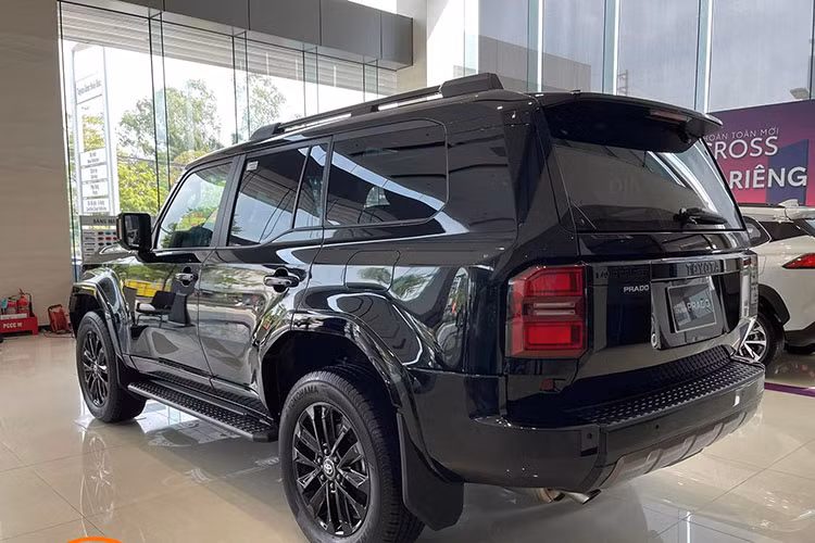 Đáng chú ý, trong phân khúc xe trên 1 tỷ đồng, mẫu xe SUV Toyota Land Cruiser Prado 2025 còn vượt mặt cả những đối thủ trực tiếp như Ford Explorer và Hyundai Palisade - hai mẫu xe có giá thấp hơn khá nhiều. Cụ thể, Ford Explorer hiện có giá niêm yết 1,999 tỷ đồng, trong khi Hyundai Palisade có giá dao động từ 1,469 - 1,589 tỷ đồng.