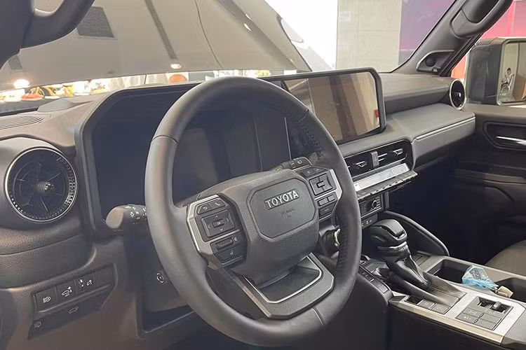 Hiện nhu cầu mua xe Toyota Land Cruiser Prado 2025 vẫn ở mức cao. Khách hàng muốn sở hữu xe phải ký chờ và nhận xe theo thứ tự đặt hàng. Lý giải về sức hút của mẫu SUV này, một nhân viên kinh doanh tại Toyota Hà Đông cho biết, ngoài thiết kế bề thế và độ bền nổi tiếng của Toyota, Land Cruiser Prado còn được ưa chuộng bởi hình ảnh gắn liền với giới lãnh đạo và doanh nhân thành đạt. 