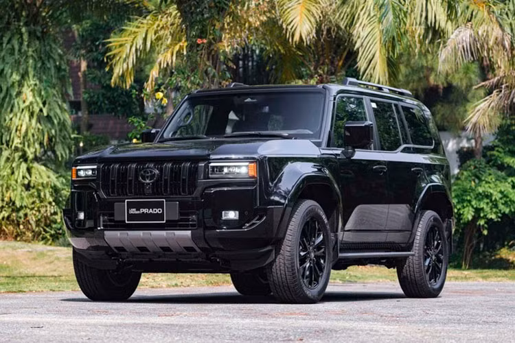 Cuối cùng là những tính năng an toàn hiện đại như 8 túi khí, hệ thống hỗ trợ khởi hành ngang dốc, cảnh báo áp suất lốp, camera 360 độ, 8 cảm biến hỗ trợ đỗ xe, hệ thống cảnh báo tiền va chạm, cảnh báo lệch làn đường, hỗ trợ giữ làn đường, đèn chiếu xa tự động thích ứng, điều khiển hành trình chủ động, cảnh báo điểm mù và cảnh báo phương tiện cắt ngang phía sau. 