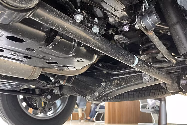 Bên ngoài, mẫu xe nhà Toyota được thiết kế với thân xe dạng hình hộp cùng các góc cạnh vát nhẵn và sắc nét. Phần đầu xe vuông vức với lưới tản nhiệt gồm các thanh dọc to bản sơn đen, cụm đèn chiếu sáng LED hình chữ nhật hoàn toàn mới với công nghệ đèn chiếu xa tự động thích ứng và cụm đèn hậu LED tạo hình hiện đại.