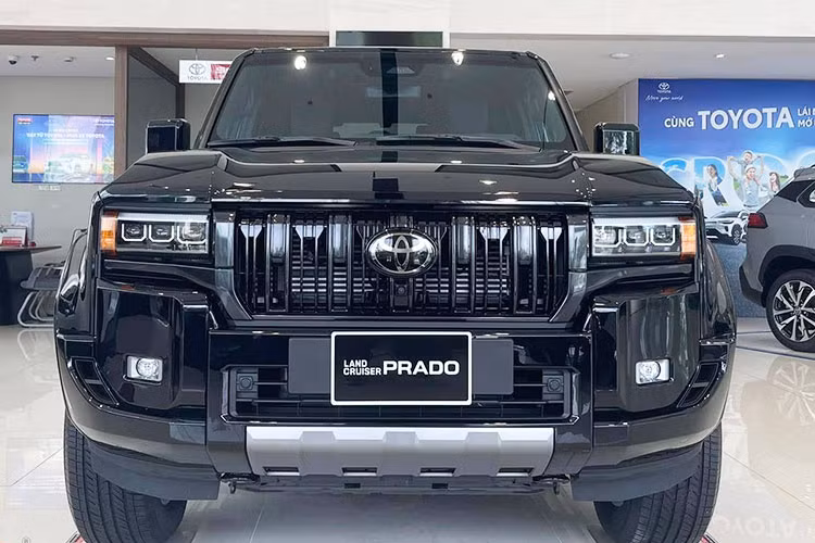 Ở nhóm xe có giá dưới 1 tỷ đồng, nhiều cái tên quen thuộc như Kia Soluto, Isuzu mu-X hay Toyota Corolla đều có doanh số thấp hơn Land Cruiser Prado 2025. Những mẫu xe này đã duy trì doanh số ở mức thấp trong một thời gian dài.