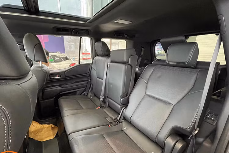 Xe sở hữu không gian nội thất 3 hàng ghế với 7 chỗ ngồi, vô lăng 3 chấu bọc da chỉnh điện 4 hướng, nhớ vị trí, các tính năng an toàn chủ động Toyota Safety Sense. Ngoài ra, xe còn có bảng đồng hồ kỹ thuật số 12,3 inch với 12 tùy chỉnh chế độ hiển thị, kết hợp cùng tính năng hiển thị trên kính lái, màn hình giải trí tăng kích thước từ 7 inch lên 12,3 inch, hỗ trợ kết nối điện thoại không dây.