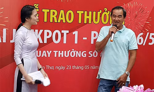 Chu hang xe Can Tho nhan doc dac Vietlott 42 ty khong deo mat na-Hinh-2