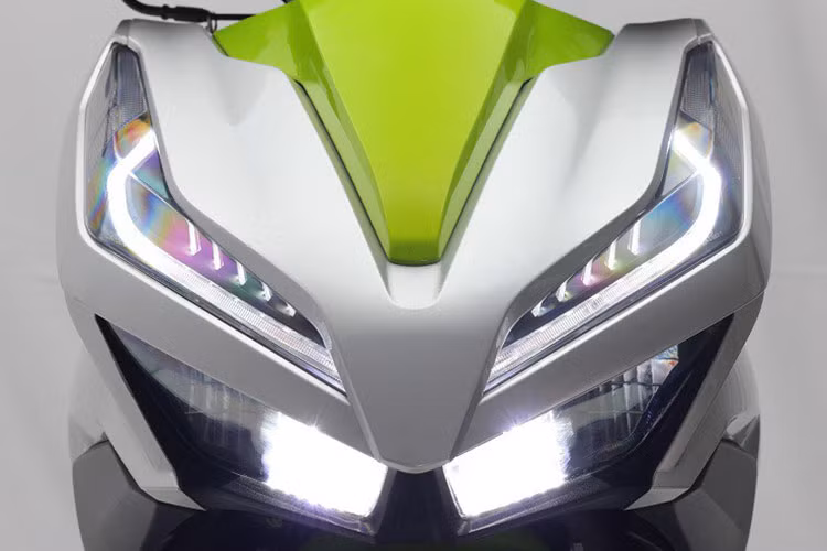 Về cơ bản, thiết kế xe ga Qingqi Oreo 150 giống y hệt mẫu xe tay ga nhà Honda, xe cũng được trang bị cụm đèn pha LED, cụm đồng hồ kỹ thuật số toàn phần. Xe có kích thước tổng thể là 2000 x 680 x 1000mm và chiều cao yên 760mm với khoảng sáng gầm 120mm.