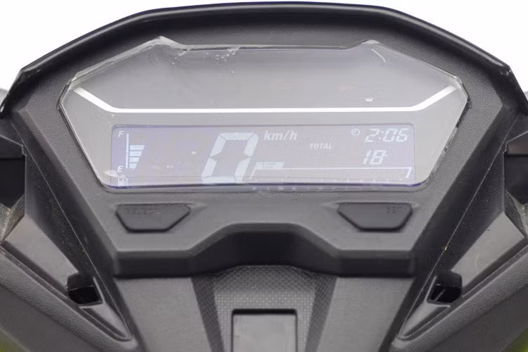 Xe ga Qingqi Oreo 150 của Trung Quốc cũng được trang bị chìa khóa thông minh smartkey với đủ chức năng, hốc chứa đồ đầu xe kèm cốp rộng rãi phái dưới yên đảm bảo nhu cầu chứa đồ dùng vật dụng.