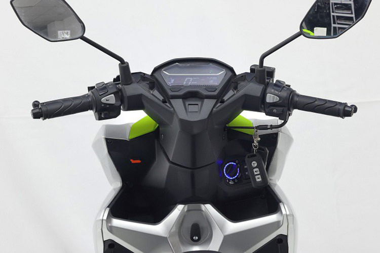 Oreo 150 cũng sử dụng vành đúc 14 inch với lốp không săm kích thước trước sau là 80/90 và 90/90. Ngoài ra xe cũng được tích hợp phanh đĩa trước, tang trống sau đảm bảo an toàn khi vận hành.