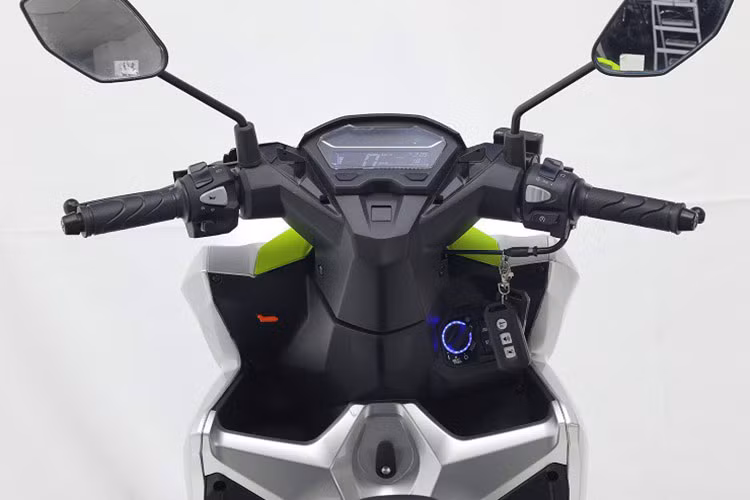 Oreo 150 cũng sử dụng vành đúc 14 inch với lốp không săm kích thước trước sau là 80/90 và 90/90. Ngoài ra xe cũng được tích hợp phanh đĩa trước, tang trống sau đảm bảo an toàn khi vận hành.