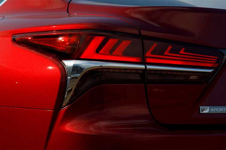 Phần đầu x được thiết kế với cụm đèn pha 3 bóng tích hợp đèn ban ngày DLR, đèn báo rẽ LED hình chữ L đặc trưng được vuốt dài sang hai bên, mâm xe 20-inch thiết kế vành rỗng, sử dụng kỹ thuật mạ điện tử tạo nên bề mặt bóng láng độc đáo và giảm thiểu tiếng ồn do lốp gây ra.