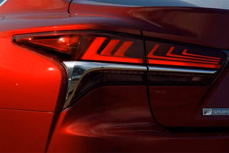 Phần đầu x được thiết kế với cụm đèn pha 3 bóng tích hợp đèn ban ngày DLR, đèn báo rẽ LED hình chữ L đặc trưng được vuốt dài sang hai bên, mâm xe 20-inch thiết kế vành rỗng, sử dụng kỹ thuật mạ điện tử tạo nên bề mặt bóng láng độc đáo và giảm thiểu tiếng ồn do lốp gây ra.