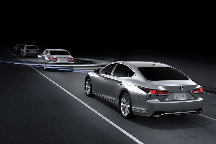 Xe trang bị một loạt công nghệ và tính năng an toàn hiện đại như hệ thống dẫn đường tích hợp bản đồ Việt Nam, cảnh báo điểm mù (BSM), hệ thống cảnh báo va chạm khi lùi (RCTA), cảnh báo áp suất lốp (TPWS), 12 túi khí, điều khiển hành trình thích ứng bằng radar, hệ thống an toàn tiền va chạm (PCS), cảnh báo lệch làn đường (LDA), duy trì làn đường (LKA) và đèn pha tự động thích ứng (AHS).