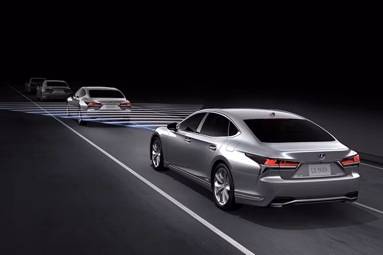 Xe trang bị một loạt công nghệ và tính năng an toàn hiện đại như hệ thống dẫn đường tích hợp bản đồ Việt Nam, cảnh báo điểm mù (BSM), hệ thống cảnh báo va chạm khi lùi (RCTA), cảnh báo áp suất lốp (TPWS), 12 túi khí, điều khiển hành trình thích ứng bằng radar, hệ thống an toàn tiền va chạm (PCS), cảnh báo lệch làn đường (LDA), duy trì làn đường (LKA) và đèn pha tự động thích ứng (AHS).