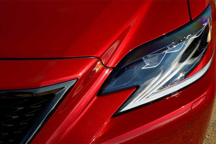 LS 2019 được Lexus thiết kế dựa trên cấu trúc xe sang toàn cầu mới GA-L, vốn phát triển cho chiếc coupe thể thao LC 500. Xe được kéo dài thêm 35mm trong khi hạ thấp 25mm so với trước, theo đó Lexus LS thế hệ mới “trường” xe hơn và vận hành cũng đầm chắc hơn.