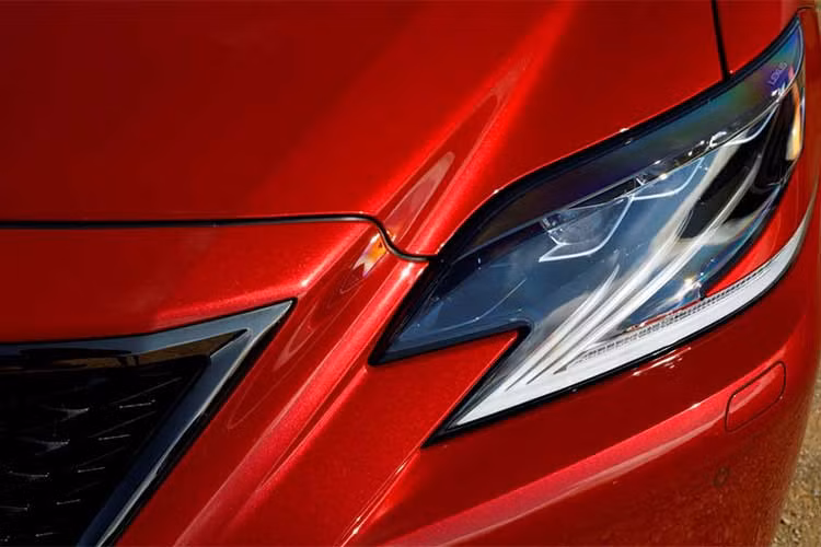 LS 2019 được Lexus thiết kế dựa trên cấu trúc xe sang toàn cầu mới GA-L, vốn phát triển cho chiếc coupe thể thao LC 500. Xe được kéo dài thêm 35mm trong khi hạ thấp 25mm so với trước, theo đó Lexus LS thế hệ mới “trường” xe hơn và vận hành cũng đầm chắc hơn.