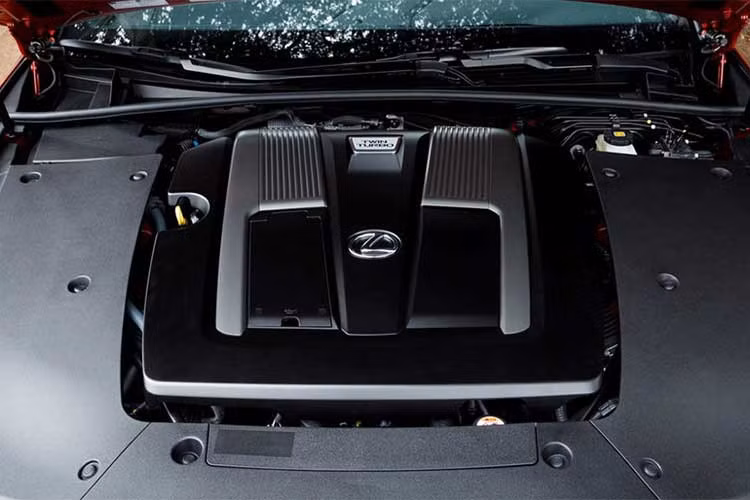 Lexus LS500 được trang bị động cơ turbo kép V6 3.5L mới kết hợp với hộp số tự động 10 cấp cho công suất cực đại 415 mã lực tại 6.000 vòng/phút và mô men xoắn cực đại 599Nm tại 1.600 – 4.800 vòng/phút.