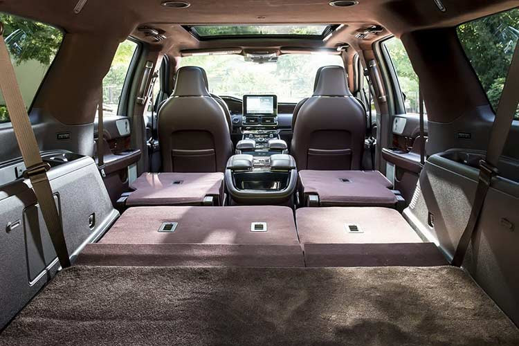 Mẫu xe Lincoln Navigator Black Label L phiên bản 2018 về Việt Nam được trang bị động cơ xăng V6, dung tích 3.5 lít, tăng áp kép, sản sinh công suất tối đa 450 mã lực và mô-men xoắn cực đại 675 Nm. Ford trang bị cho chiếc SUV hạng sang cỡ lớn của mình hộp số tự động 10 cấp.