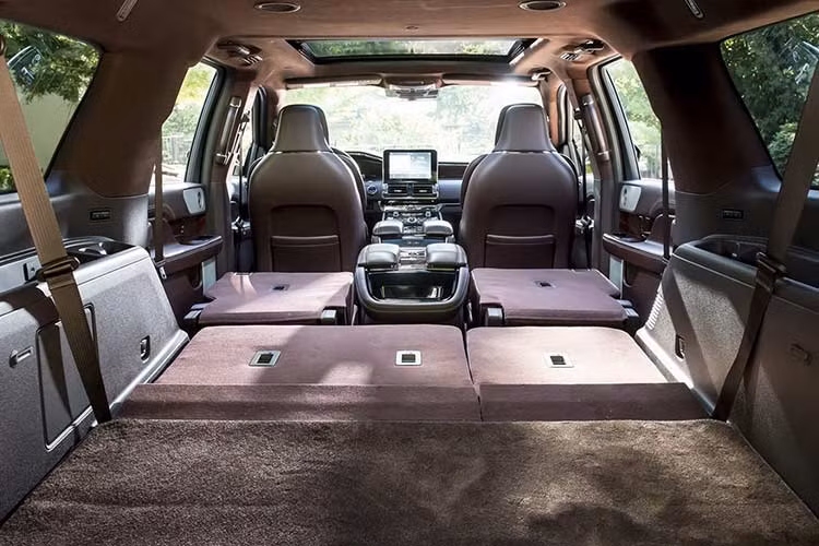 Mẫu xe Lincoln Navigator Black Label L phiên bản 2018 về Việt Nam được trang bị động cơ xăng V6, dung tích 3.5 lít, tăng áp kép, sản sinh công suất tối đa 450 mã lực và mô-men xoắn cực đại 675 Nm. Ford trang bị cho chiếc SUV hạng sang cỡ lớn của mình hộp số tự động 10 cấp.