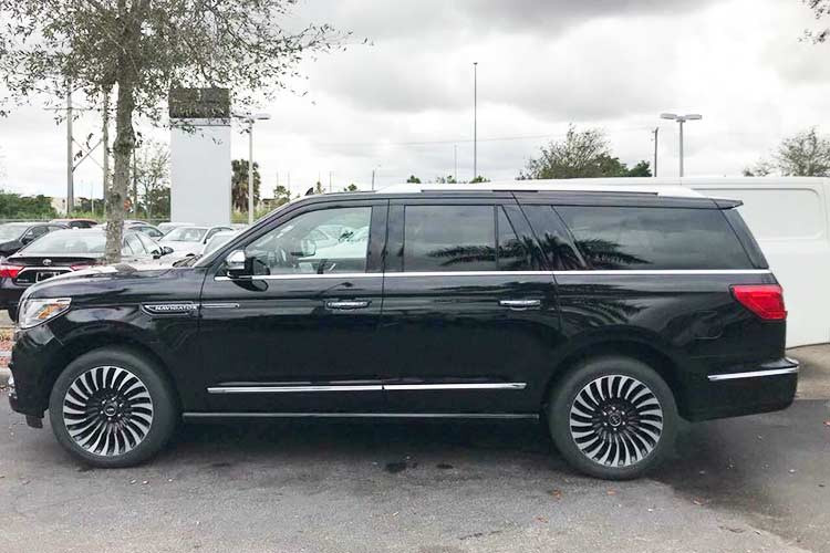 Black Label là bản cao cấp nhất của dòng xe này với giá bán tiêu chuẩn tại Mỹ là khoảng 96.905 USD. Tuy nhiên, tùy theo nhu cầu của khách hàng muốn tùy chọn thêm các trang bị như ghế lái điều chỉnh 30 hướng, hệ thống giải trí cho hàng ghế sau, chức năng massage… thì giá tiền có thể lên hơn 100.000 USD (2,3 tỷ đồng).