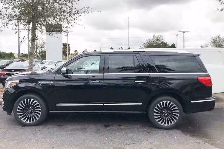 Black Label là bản cao cấp nhất của dòng xe này với giá bán tiêu chuẩn tại Mỹ là khoảng 96.905 USD. Tuy nhiên, tùy theo nhu cầu của khách hàng muốn tùy chọn thêm các trang bị như ghế lái điều chỉnh 30 hướng, hệ thống giải trí cho hàng ghế sau, chức năng massage… thì giá tiền có thể lên hơn 100.000 USD (2,3 tỷ đồng).