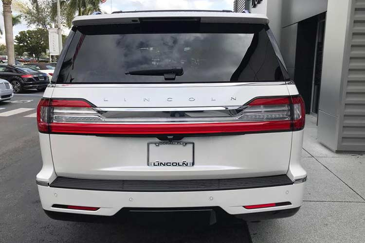 Lincoln Navigator phát triển dựa trên "người anh em" Ford Expedition mới, đồng nghĩa với việc vỏ xe được làm từ vật liệu nhôm. So với thế hệ cũ, xe mang dáng dấp hiện đại hơn khi dùng lưới tản nhiệt mạ crôm phía trước và cụm đèn pha cũng như đèn định vị sử dụng công nghệ LED.